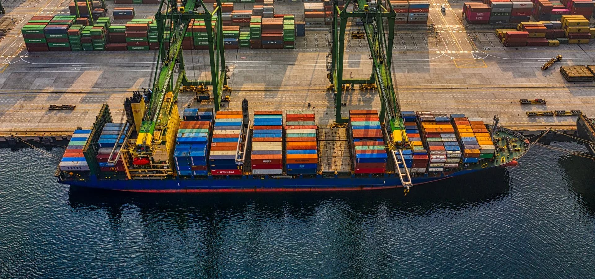 Porte-conteneurs dans un port